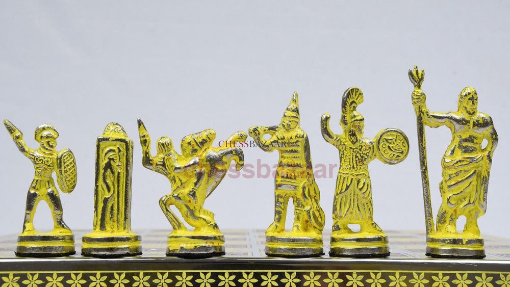 Die Messingschachfiguren der Alexander-Serie mit sammelbarem Premium-Schachbrett in Dunkelbraun und glänzendem Gelb