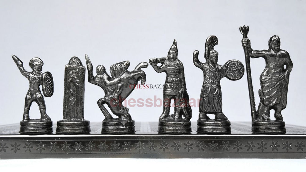 Die Messingschachfiguren der Alexander-Serie mit sammelbarem Premium-Schachbrett in glänzendem Schwarz und Silber