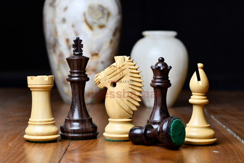 Kombination aus hölzernen Schachfiguren der Bridle Knight-Serie aus indischem Palisander und Buchsbaum mit Brett – 4,1-Zoll-König