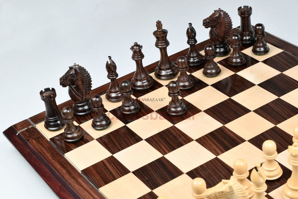 Kombination Aus Hölzernen Schachfiguren Der Bridle Knight-Serie Indischem Palisander Und Buchsbaum