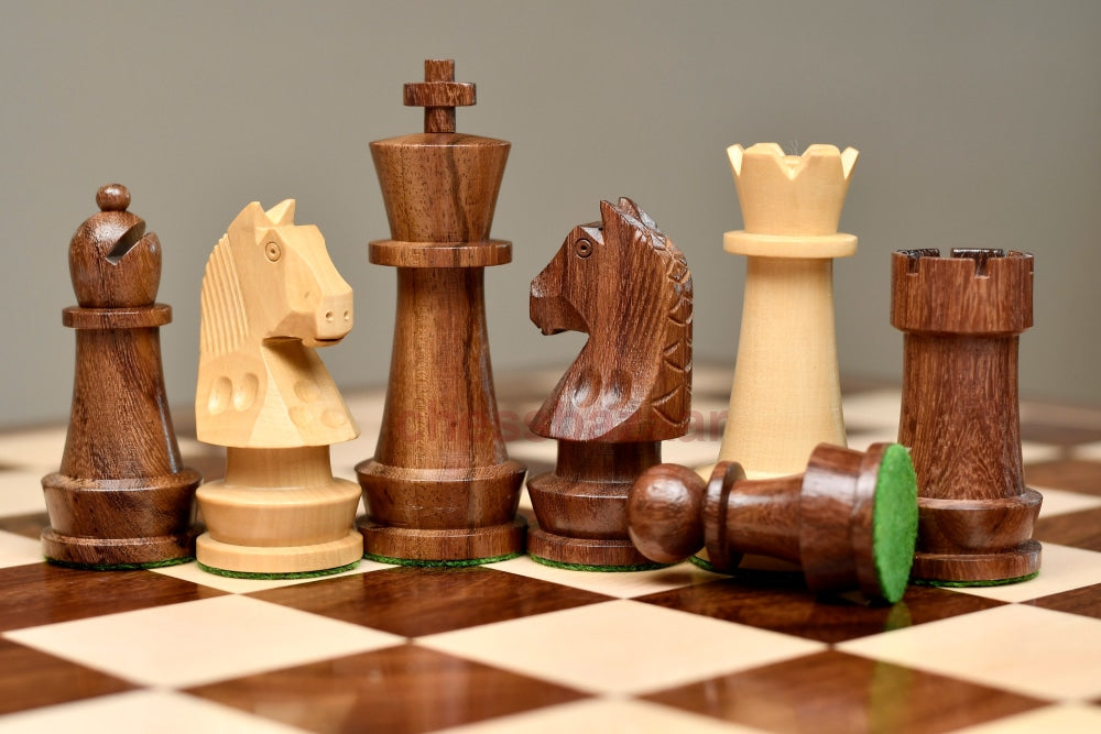 Kombination aus Staunton-Schachfiguren der Championship-Serie aus Sheesham und Buchsbaum – 3,75-Zoll-König mit Holzbrett