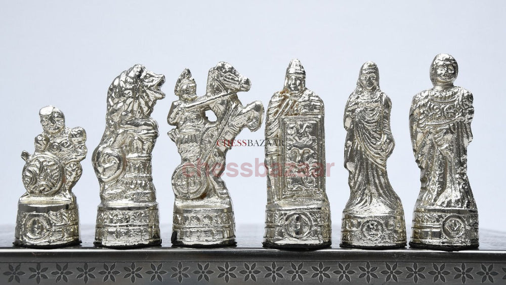 Luxuriöses Schachfiguren- Und Brett-Kombiset Aus Messing Metall In Glänzendem Grau Silber