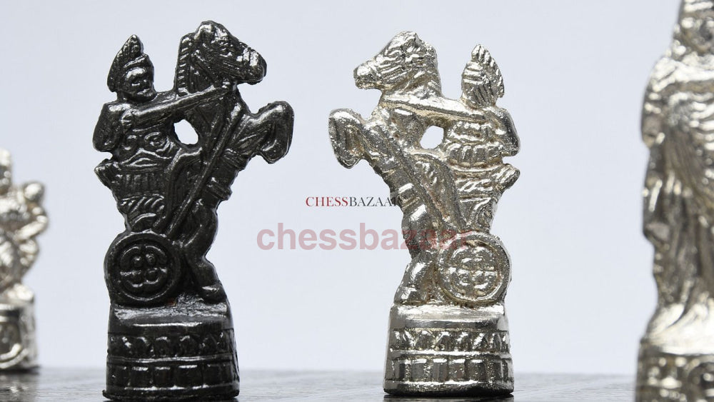 Luxuriöses Schachfiguren- und Brett-Kombiset aus Messing und Metall in glänzendem Grau und Silber