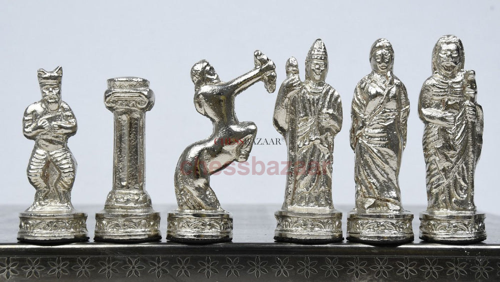 Massive handgefertigte Messing-Schachfiguren mit Premium-Schachbrett in glänzender Grau- und Silberfarbe