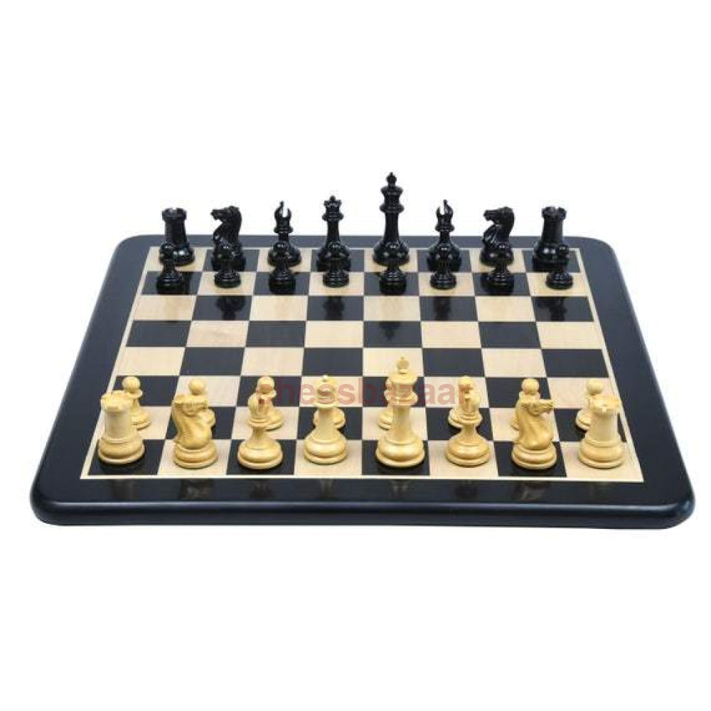 Schachspiel - 1849 Staunton Schachfiguren mit prächtiger Prägung auf der Seite des Königs aus Ebenholz und Buchsbaumholz  mit Schachbrett -  KH 95 mm