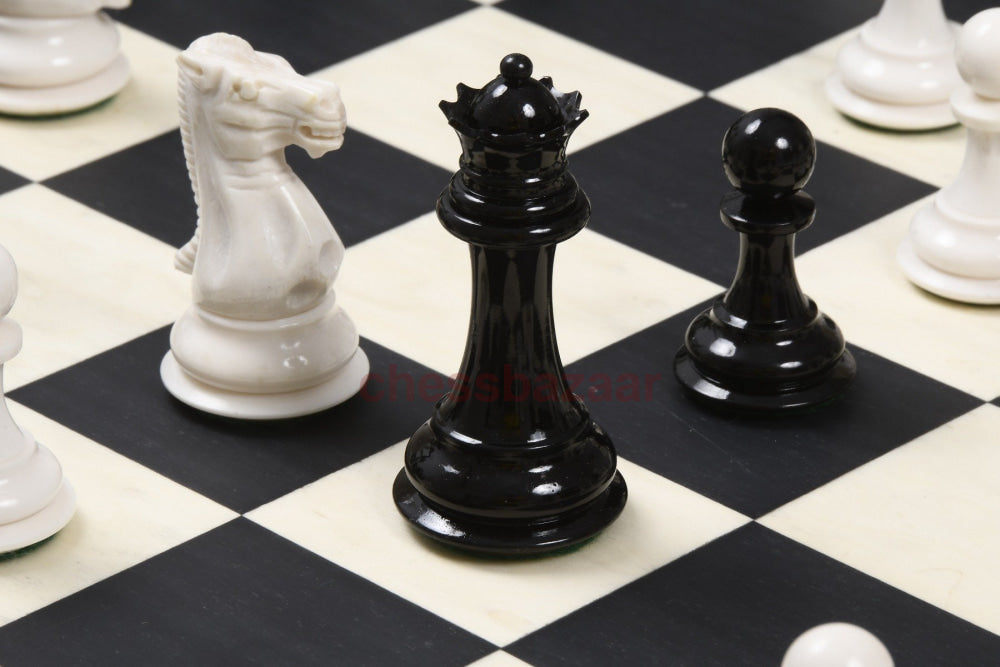 Staunton-Muster inspiriertes Kamelknochen-Schachspiel aus dem 19. Jahrhundert in schwarz gefärbtem und gebleichtem Weiß – 3,75