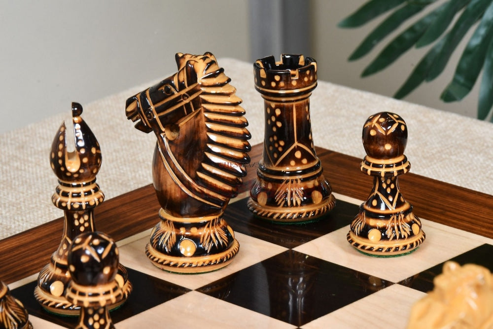 Die Hölzernen Schachfiguren Der Bridle Knight-Serie Aus Gebranntem Buchsbaum 4 0 König