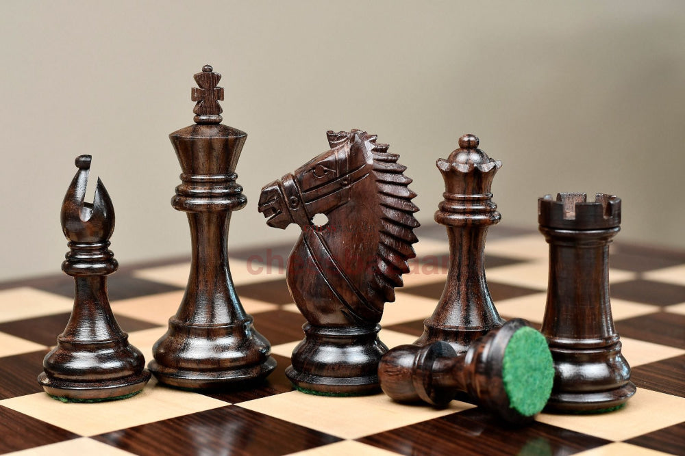 Kombination Aus Hölzernen Schachfiguren Der Bridle Knight-Serie Indischem Palisander Und Buchsbaum