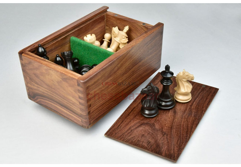 Kombination aus The Fierce Knight Staunton-Schachfiguren aus ebonisiertem indischem Holz und Buchsbaum mit Brett und Box – 3,5-Zoll-König