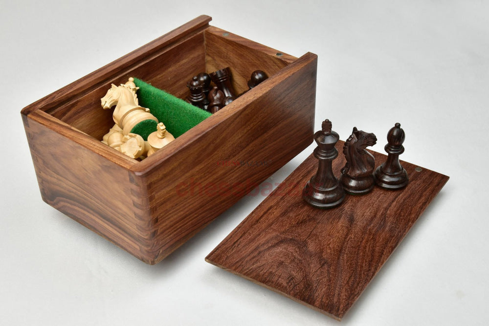 Kombination aus The Fierce Knight Staunton-Schachfiguren aus indischem Palisander und Buchsbaum mit Brett und Box – 3,5-Zoll-König
