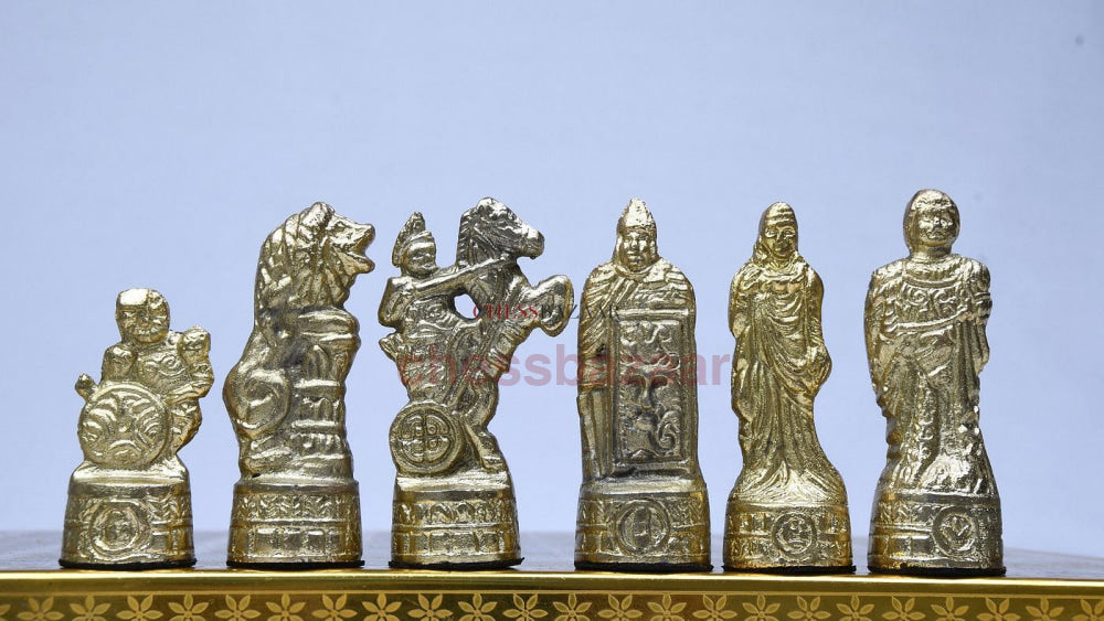 Luxuriöses Schachfiguren- und Brett-Kombiset aus Messing und Metall in glänzender Gold- und Silberfarbe