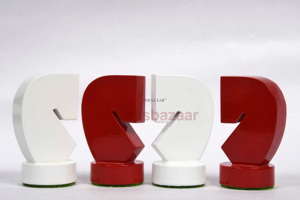 Moderne Minimalistische Schachfiguren Der Berliner-Serie Aus Rot Und Weiss Lackiertem Kastenholz