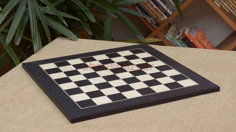 Schachspiel – Fierce Knight Staunton Schachfiguren aus Ebenholz und Buchsbaumholz(König 77 mm) mit furniertem Schachbrett  aus Anigre schwarz und Ahornholz aus Indien.