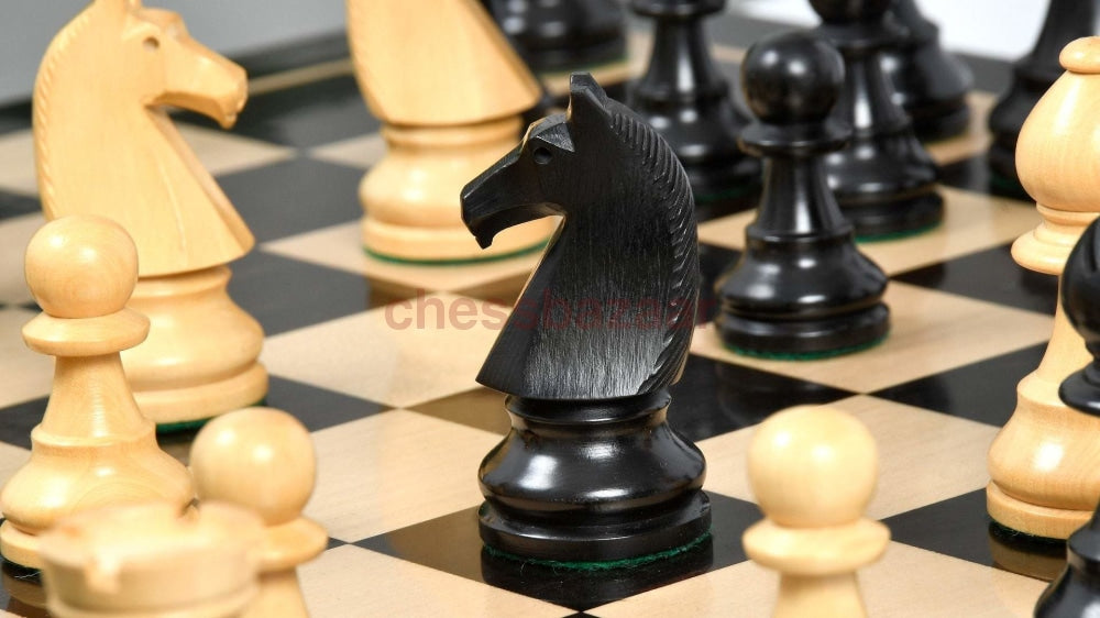 Schachspiel - Reproduzierte 90er Jahre französische Chavet Schachfiguren: Eingefärbte handgefertigten Schachfiguren aus  Buchsbaumholz – KH 93 mm Und Ein Schachbrett Aus Ebenholz Mit FG 50 Mm