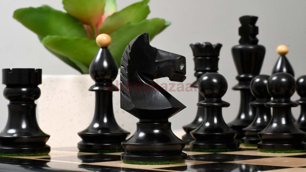 Schachspiel - Reproduzierte Rumänisch-Ungarischen Schachturnier Schachfiguren aus gebeiztem Buchsbaumholz und Natur - KH 98 mm Und Ein Schachbrett Aus Ebenholz Mit FG 50 Mm