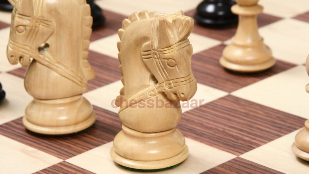 Zaumserie:  Zweifach Gewichtete Handgearbeiteten Schachfiguren Mit Gezügelten Springern Aus Ebenholz